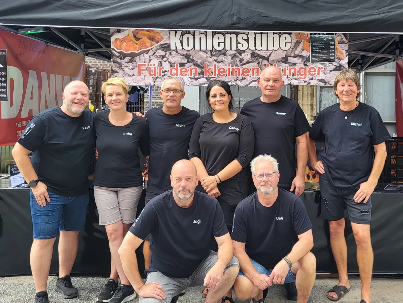 Das Team von The Eightie’s e.V. vor dem Grillstand „Kohlenstube“